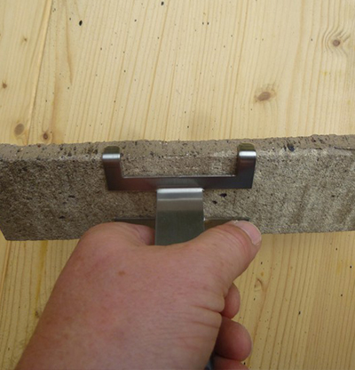 Die BF Zange hält ein riemchen optimal fest um die Arbeit zu erleichtern