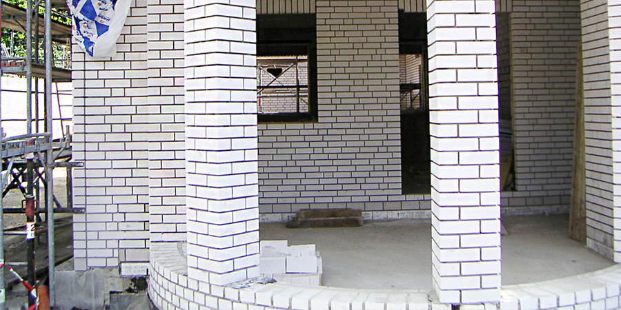 Beispiel einer Arbeit an einem weißen Haus mit Säulen