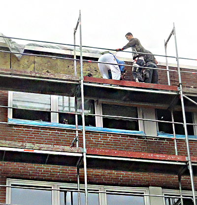 Mitarbeiter auf einem Grüst